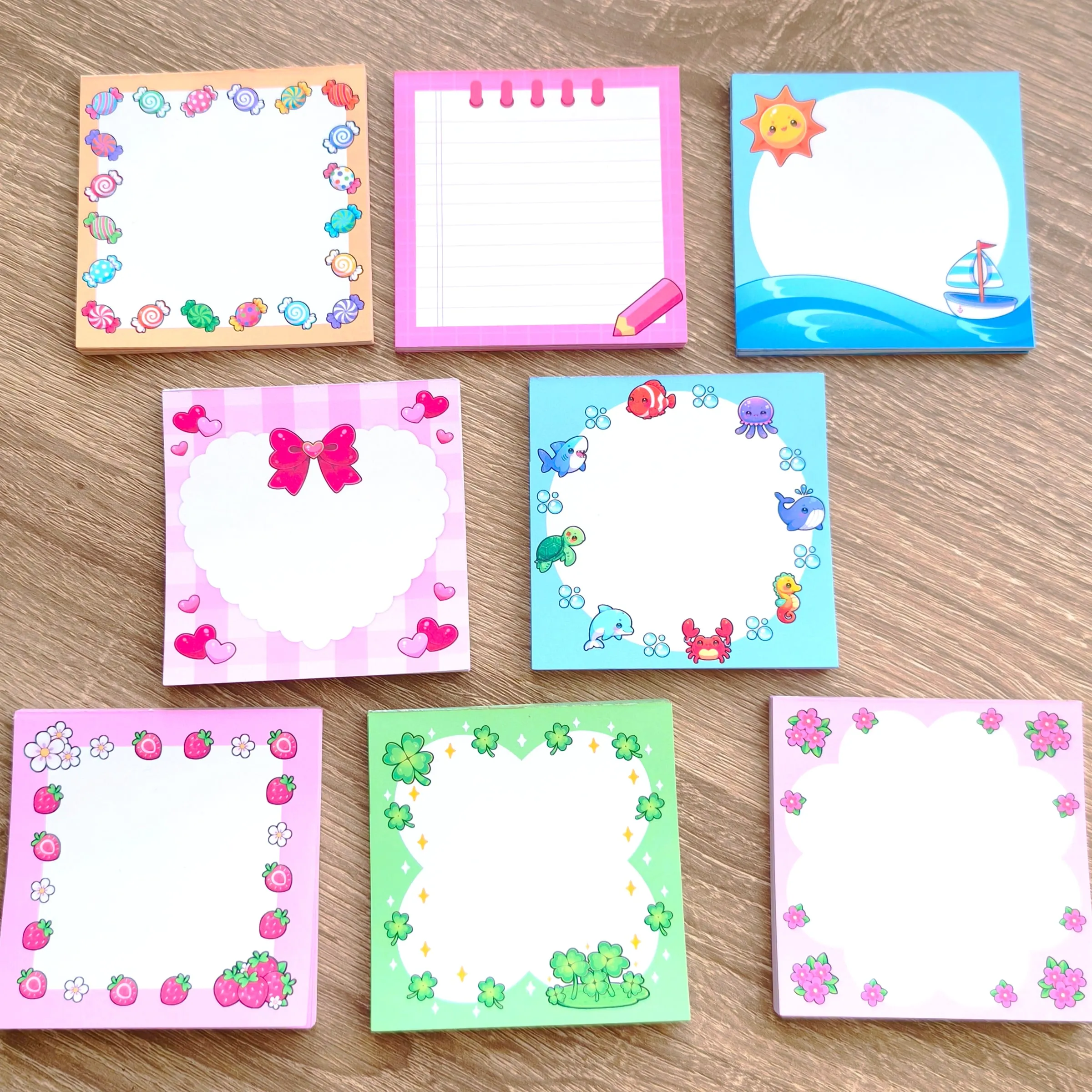 Ocho blocs de notas cuadrados con marcos ilustrados: dulces, flores, fresas, corazones y fondo marino