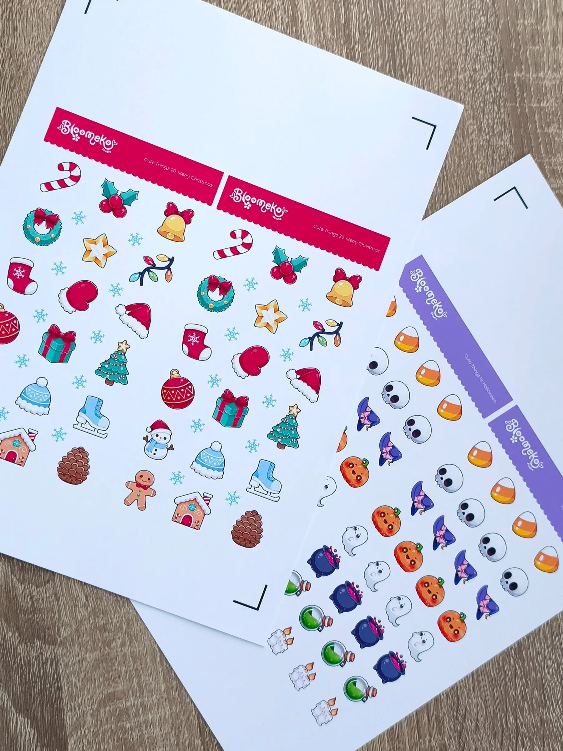 Hojas de pegatinas impresas con decenas de dibujos pequeños de colores