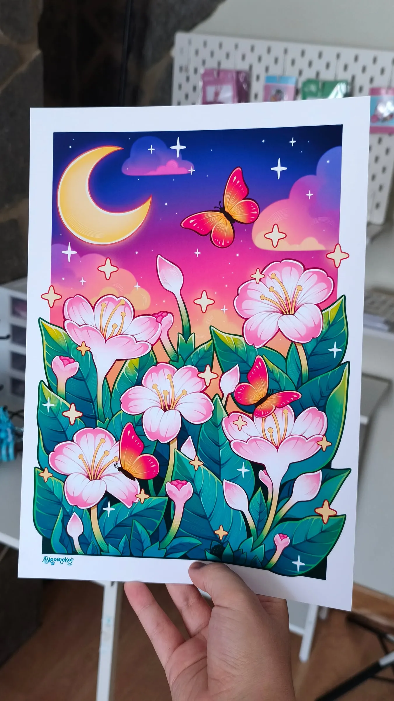 Lámina impresa a color de una ilustración nocturna con luna, mariposas y flores