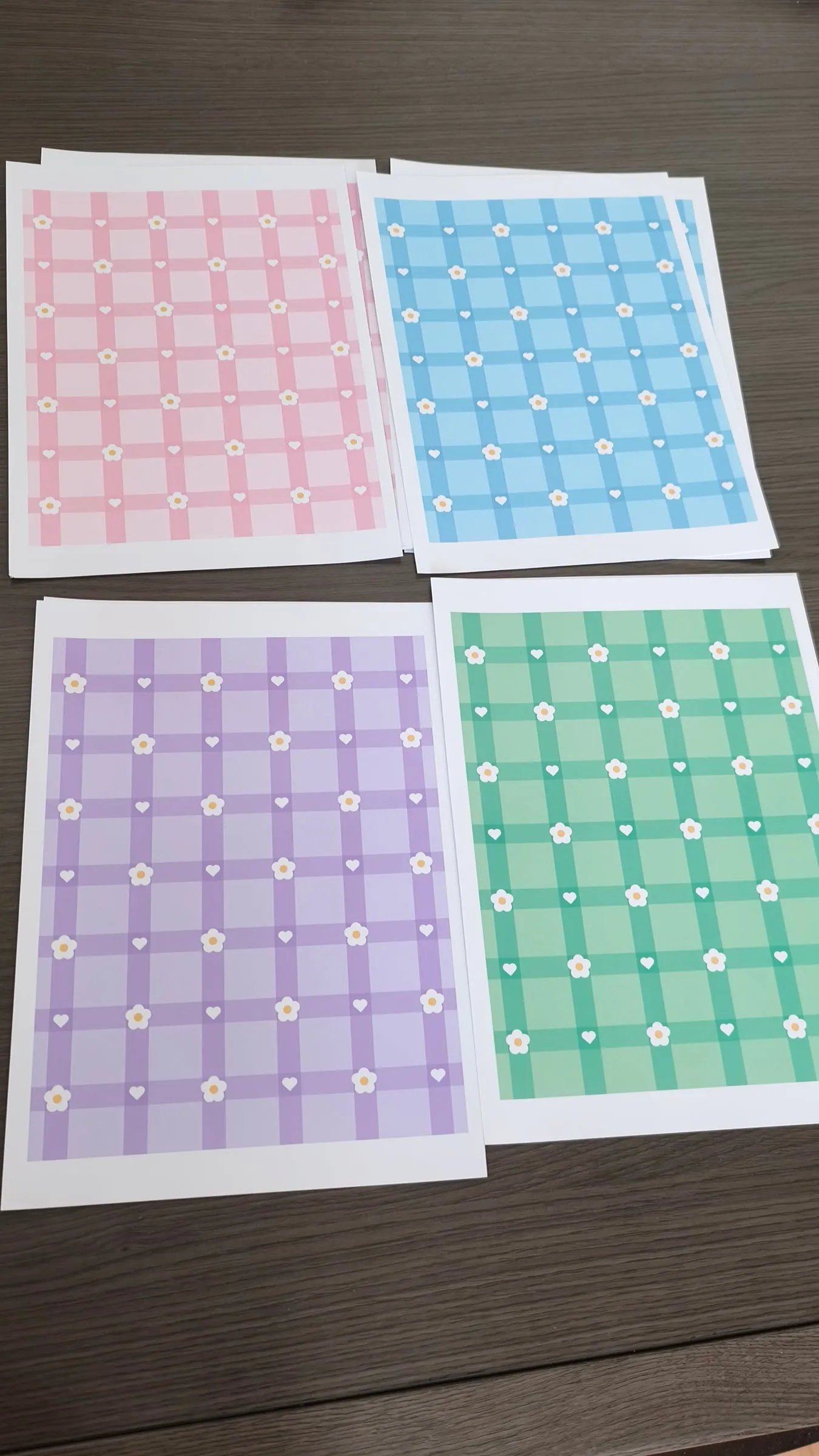 Cuatro portadas de agenda con estampado de cuadros en rosa, azul, lila y verde